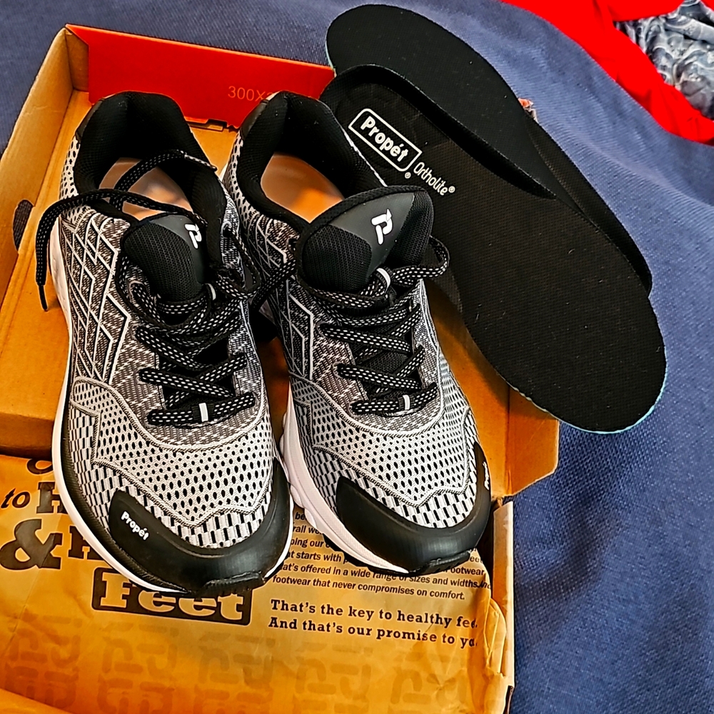 Propet Orthopedic or Sport Men  Size 9 - Happy Feet Brand . New